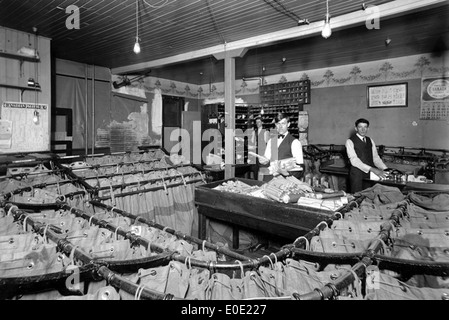 I dipendenti ordinare la posta in sacchi in Lethbridge Post Office Foto Stock