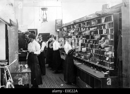 I dipendenti sorta di mail in Lethbridge Post Office Foto Stock