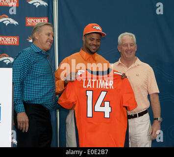 Englewood, Colorado, Stati Uniti d'America. Il 10 maggio, 2014. Denver Broncos Exec. V.P. delle operazioni di calcio John Elway, sinistra, WR CODY LATIMER, centro e Head Coach JOHN FOX, destra, introdurre Rd. 2 n. 56 Nel complesso progetto Pick CODY LATIMER a Denver Media a valle Colomba sabato mattina. Credito: Hector Acevedo/ZUMAPRESS.com/Alamy Live News Foto Stock