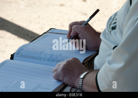 Village cricket scorer al Catherine de Barnes, West Midlands, England, Regno Unito Foto Stock