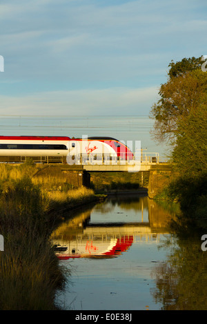 Treni del Virgin Pendolino classe 390 ad alta velocità treno passeggeri nella zona Tamworth-Lichfield della West Coast Mainline (WCML). Foto Stock