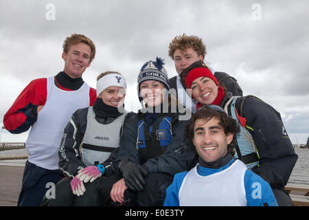 West Kirby, Liverpool. Il 10 maggio, 2014. Vale il Corinthian team presso il British Open Team Racing Campionati Trophy 2014. Barca a vela di Premier League " Il Trofeo Wilson' 200 Olympic-class marinai competere annualmente su Kirby's anfiteatro marino in uno del mondo eventi preferiti dove centinaia di spettatori seguire 300 breve, sharp delirante gare in tre squadre di barca spintoni sulla marina lago per guadagnare il prestigioso titolo: "Wilson campione del Trofeo." Credito: Mar fotografico/Alamy Live News Foto Stock