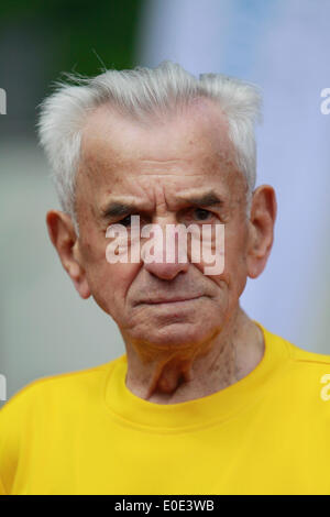 Wroclaw, Polonia. Il 10 maggio, 2014. 104-anno-vecchio Stanislao Kowalski (POL) da Swidnica ha stabilito un nuovo record europeo in 100 metri di gara per i corridori di oltre 100 anni, l'esecuzione di 100 metri in 32,79 secondi a Wroclaw, Polonia, Sabato 10 Maggio, 2014. Credito: Piotr Zajac/Alamy Live News Foto Stock