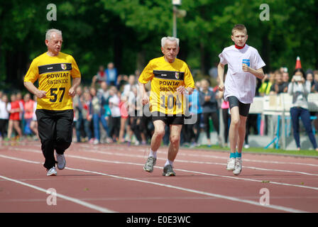 Wroclaw, Polonia. Il 10 maggio, 2014. 104-anno-vecchio Stanislao Kowalski (al centro) da Swidnica (POL) ha stabilito un nuovo record europeo in 100 metri di gara per i corridori di oltre 100 anni, l'esecuzione di 100 metri in 32,79 secondi a Wroclaw, Polonia, Sabato 10 Maggio, 2014. Credito: Piotr Zajac/Alamy Live News Foto Stock