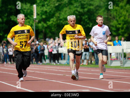 Wroclaw, Polonia. Il 10 maggio, 2014. 1104-anno-vecchio Stanislao Kowalski (al centro) da Swidnica (POL) ha stabilito un nuovo record europeo in 100 metri di gara per i corridori di oltre 100 anni, l'esecuzione di 100 metri in 32,79 secondi a Wroclaw, Polonia, Sabato 10 Maggio, 2014. Credito: Piotr Zajac/Alamy Live News Foto Stock