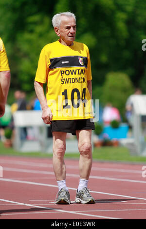 Wroclaw, Polonia. Il 10 maggio, 2014. 104-anno-vecchio Stanislao Kowalski (POL) da Swidnica ha stabilito un nuovo record europeo in 100 metri di gara per i corridori di oltre 100 anni, l'esecuzione di 100 metri in 32,79 secondi a Wroclaw, Polonia, Sabato 10 Maggio, 2014. Credito: Piotr Zajac/Alamy Live News Foto Stock