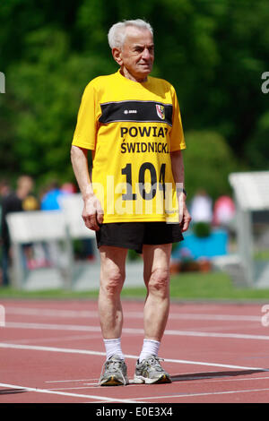 Wroclaw, Polonia. Il 10 maggio, 2014. 104-anno-vecchio Stanislao Kowalski (POL) da Swidnica ha stabilito un nuovo record europeo in 100 metri di gara per i corridori di oltre 100 anni, l'esecuzione di 100 metri in 32,79 secondi a Wroclaw, Polonia, Sabato 10 Maggio, 2014. Credito: Piotr Zajac/Alamy Live News Foto Stock