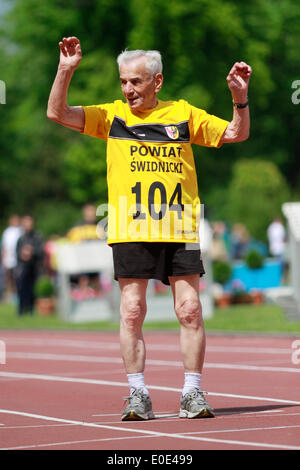Wroclaw, Polonia. Il 10 maggio, 2014. 104-anno-vecchio Stanislao Kowalski (POL) da Swidnica ha stabilito un nuovo record europeo in 100 metri di gara per i corridori di oltre 100 anni, l'esecuzione di 100 metri in 32,79 secondi a Wroclaw, Polonia, Sabato 10 Maggio, 2014. Credito: Piotr Zajac/Alamy Live News Foto Stock