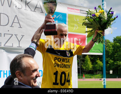 Wroclaw, Polonia. Il 10 maggio, 2014. 104-anno-vecchio Stanislao Kowalski (POL) da Swidnica ha stabilito un nuovo record europeo in 100 metri di gara per i corridori di oltre 100 anni, l'esecuzione di 100 metri in 32,79 secondi a Wroclaw, Polonia, Sabato 10 Maggio, 2014. Credito: Piotr Zajac/Alamy Live News Foto Stock