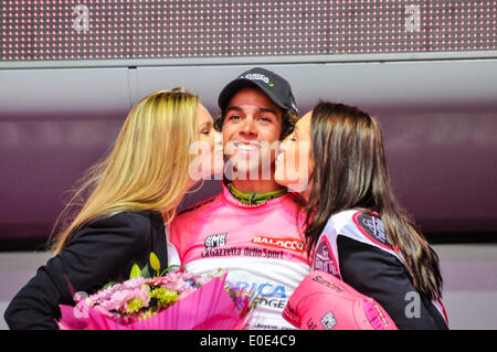 Belfast, Irlanda del Nord. 10 Maggio 2014 - Australia Michael Matthews assume la maglia rosa rosa del complesso di leader della corsa al Giro d'Italia, indossati durante la fase, dal suo compagno di squadra Svein TUFT. Credito: Stephen Barnes/Alamy Live News Foto Stock