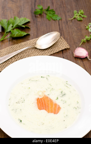 Zuppa di erbe con affumicati Salmoni arancione in formato verticale Foto Stock