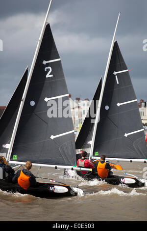 West Kirby, Liverpool. Il 10 maggio, 2014. MI finanziare imbarcazioni presso il British Open Team Racing Campionati Trophy 2014. Barca a vela di Premier League " Il Trofeo Wilson' 200 Olympic-class marinai competere annualmente su Kirby's anfiteatro marino in uno del mondo eventi preferiti dove centinaia di spettatori seguire 300 breve, sharp delirante gare in tre squadre di barca spintoni su un lago marina delle dimensioni di un campo di calcio per guadagnare il prestigioso titolo: "Wilson campione del Trofeo." Credito: Cernan Elias/Alamy Live News Foto Stock