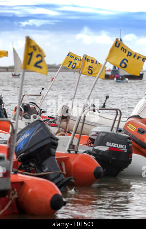 West Kirby, Liverpool. Il 10 maggio, 2014. Salvataggio e arbitro costola imbarcazioni presso il British Open Team Racing Campionati Trophy 2014. Barca a vela di Premier League " Il Trofeo Wilson' 200 Olympic-class marinai competere annualmente su Kirby's anfiteatro marino in uno del mondo eventi preferiti dove centinaia di spettatori seguire 300 breve, sharp delirante gare in tre squadre di barca spintoni su un lago marina delle dimensioni di un campo di calcio per guadagnare il prestigioso titolo: "Wilson campione del Trofeo." Credito: Cernan Elias/Alamy Live News Foto Stock