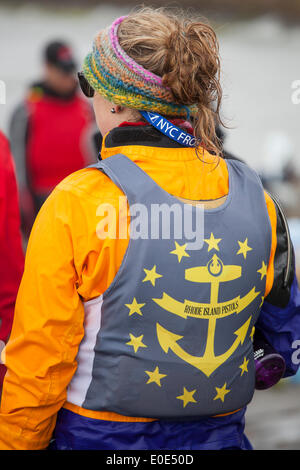 West Kirby, Liverpool. Il 10 maggio, 2014. British Open Team Racing Campionati Trophy 2014. Barca a vela di Premier League " Il Trofeo Wilson' 200 Olympic-class marinai competere annualmente su Kirby's anfiteatro marino in uno del mondo eventi preferiti dove centinaia di spettatori seguire 300 breve, sharp delirante gare in tre squadre di barca spintoni su un lago marina delle dimensioni di un campo di calcio per guadagnare il prestigioso titolo: "Wilson campione del Trofeo." Credito: Cernan Elias/Alamy Live News Foto Stock