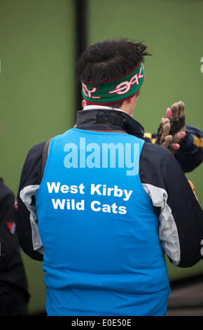 West Kirby, Liverpool. Il 10 maggio, 2014. British Open Team Racing Campionati Trophy 2014. Barca a vela di Premier League " Il Trofeo Wilson' 200 Olympic-class marinai competere annualmente su Kirby's anfiteatro marino in uno del mondo eventi preferiti dove centinaia di spettatori seguire 300 breve, sharp delirante gare in tre squadre di barca spintoni su un lago marina delle dimensioni di un campo di calcio per guadagnare il prestigioso titolo: "Wilson campione del Trofeo." Credito: Cernan Elias/Alamy Live News Foto Stock