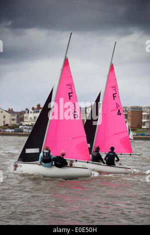 West Kirby, Liverpool. Il 10 maggio, 2014. British Open Team Racing Campionati Trophy 2014. Barca a vela di Premier League " Il Trofeo Wilson' 200 Olympic-class marinai competere annualmente su Kirby's anfiteatro marino in uno del mondo eventi preferiti dove centinaia di spettatori seguire 300 breve, sharp delirante gare in tre squadre di barca spintoni su un lago marina delle dimensioni di un campo di calcio per guadagnare il prestigioso titolo: "Wilson campione del Trofeo." Credito: Cernan Elias/Alamy Live News Foto Stock