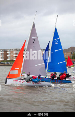 West Kirby, Liverpool. Il 10 maggio, 2014. British Open Team Racing Campionati Trophy 2014. Barca a vela di Premier League " Il Trofeo Wilson' 200 Olympic-class marinai competere annualmente su Kirby's anfiteatro marino in uno del mondo eventi preferiti dove centinaia di spettatori seguire 300 breve, sharp delirante gare in tre squadre di barca spintoni su un lago marina delle dimensioni di un campo di calcio per guadagnare il prestigioso titolo: "Wilson campione del Trofeo." Credito: Cernan Elias/Alamy Live News Foto Stock