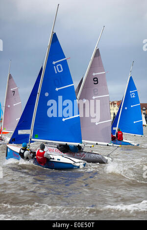 West Kirby, Liverpool. Il 10 maggio, 2014. British Open Team Racing Campionati Trophy 2014. Barca a vela di Premier League " Il Trofeo Wilson' 200 Olympic-class marinai competere annualmente su Kirby's anfiteatro marino in uno del mondo eventi preferiti dove centinaia di spettatori seguire 300 breve, sharp delirante gare in tre squadre di barca spintoni su un lago marina delle dimensioni di un campo di calcio per guadagnare il prestigioso titolo: "Wilson campione del Trofeo." Credito: Cernan Elias/Alamy Live News Foto Stock