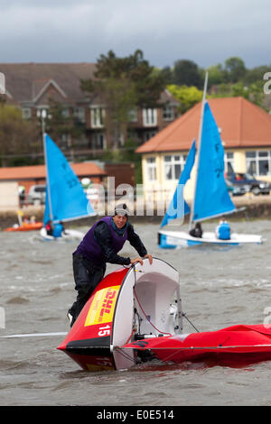 West Kirby, Liverpool. Il 10 maggio, 2014. Capovolta DHL Yacht presso il British Open Team Racing Campionati Trophy 2014. Barca a vela di Premier League " Il Trofeo Wilson' 200 Olympic-class marinai competere annualmente su Kirby's anfiteatro marino in uno del mondo eventi preferiti dove centinaia di spettatori seguire 300 breve, sharp delirante gare in tre squadre di barca spintoni su un lago marina delle dimensioni di un campo di calcio per guadagnare il prestigioso titolo: "Wilson campione del Trofeo." Credito: Cernan Elias/Alamy Live News Foto Stock