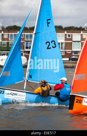 West Kirby, Liverpool. Il 10 maggio, 2014. 23 GJW yacht diretto presso il British Open Team Racing Campionati Trophy 2014. Barca a vela di Premier League " Il Trofeo Wilson' 200 Olympic-class marinai competere annualmente su Kirby's anfiteatro marino in uno del mondo eventi preferiti dove migliaia di spettatori seguono 300 breve, sharp delirante gare in tre squadre di barca spintoni su un lago delle dimensioni di un campo di calcio per guadagnare il prestigioso titolo: "Wilson campione del Trofeo." Credito: Cernan Elias/Alamy Live News Foto Stock