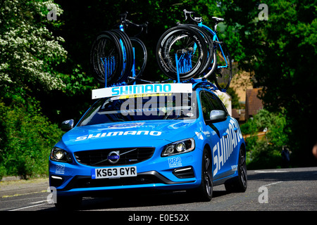 Volvo blu Shimano auto di supporto portante ruote di ricambio e parti della bici.amici vita donna Tour.Manningtree, Essex, UK.9 Maggio 2014 Foto Stock