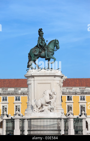 Equestre in bronzo statua del re Jose io dal 1775 sulla piazza del commercio a Lisbona, Portogallo. Foto Stock