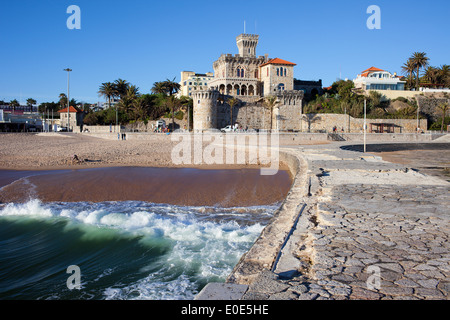 Pittoresca cittadina di Estoril in Portogallo, castello, il molo e la spiaggia di sabbia dall'Oceano Atlantico. Foto Stock