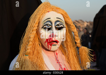 Una fotografia di una sanguinosa maschera zombie al carnevale in Europa. Foto Stock