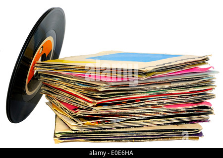 45 rpm i dischi in vinile stack su sfondo bianco Foto Stock