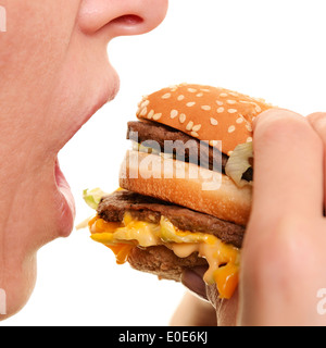 Donna di mangiare un hamburger, vicino. Foto Stock