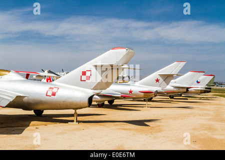 Una fila di russo Mig aereo al campo marzo Air Museum in Riverside California Foto Stock