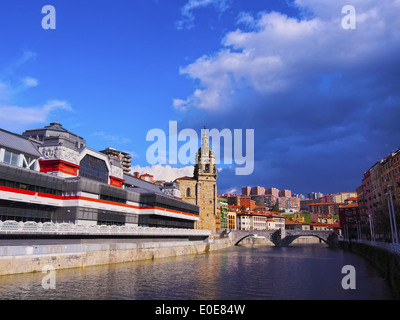 Il Mercado de la Ribera - Riverside Mercato e il fiume Nervion di Bilbao Biscay, Paesi Baschi Foto Stock