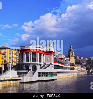 Il Mercado de la Ribera - Riverside Mercato e il fiume Nervion di Bilbao Biscay, Paesi Baschi Foto Stock