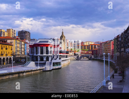 Il Mercado de la Ribera - Riverside Mercato e il fiume Nervion di Bilbao Biscay, Paesi Baschi Foto Stock