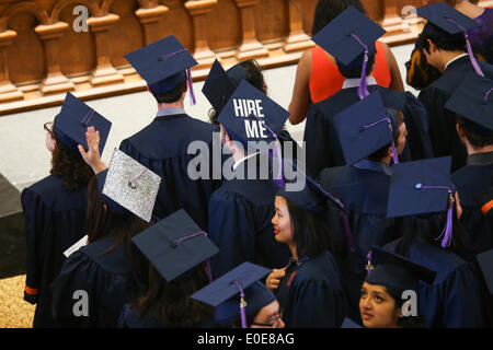 Syracuse, New York, Stati Uniti d'America. Il 10 maggio, 2014. Uno studente dalla Syracuse University School of Architecture indossa le parole 'assumere me' sulla sua graduazione del tappo durante la cerimonia di inizio per la scuola di architettura presso la Syracuse University in Syracuse, New York. Credito: Nicolaus Czarnecki/ZUMAPRESS.com/Alamy Live News Foto Stock