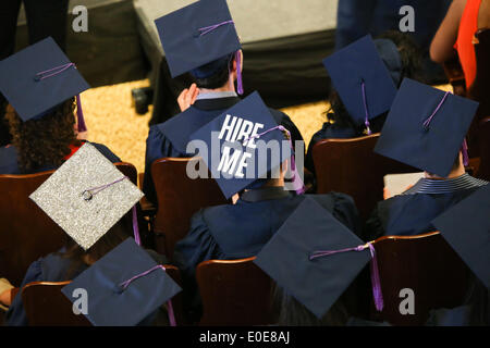 Syracuse, New York, Stati Uniti d'America. Il 10 maggio, 2014. Uno studente dalla Syracuse University School of Architecture indossa le parole 'assumere me' sulla sua graduazione del tappo durante la cerimonia di inizio per la scuola di architettura presso la Syracuse University in Syracuse, New York. Credito: Nicolaus Czarnecki/ZUMAPRESS.com/Alamy Live News Foto Stock