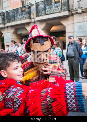 Il 10 maggio 2014, Lisbona, Máscaros de Vila Boa parata nel centro di Lisbona durante la maschera iberica Festival Foto Stock