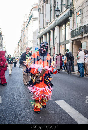 Il 10 maggio 2014, Lisbona, Máscaros de Vila Boa parata nel centro di Lisbona durante la maschera iberica Festival Foto Stock