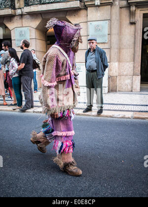 Il 10 maggio 2014, Lisbona, Máscaros de Vila Boa parata nel centro di Lisbona durante la maschera iberica Festival Foto Stock