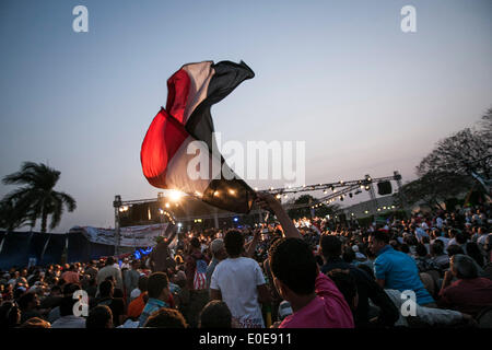 Il Cairo, Egitto. Il 10 maggio, 2014. Un uomo onde un Egiziano bandiera nazionale durante una campagna di rally per la presidenza e di speranza Abdel-Fattah el-Sissi, al Cairo, Egitto, 10 maggio 2014. Centinaia di egiziani si radunano nei giardini di cairo conference center per una campagna per caso di el-Sissi, in primo rally al retro della ex capo militare per funzionare per il presidente dal momento che la campagna è dispiegata la scorsa settimana. Credito: cui Xinyu/Xinhua/Alamy Live News Foto Stock