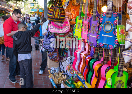 California,Los Angeles,Los Angeles Plaza Historic District,patrimonio messicano,Olvera Street,plaza,artigianato messicano,shopping shopper shopping negozi ma Foto Stock