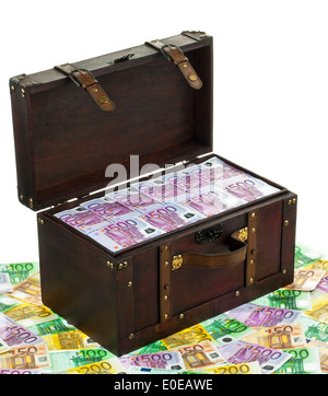 Un grande petto con euro di banconote. Crisi finanziaria Crisi, debiti., Eine grosse Truhe mit Euro Banknoten. Finanzkrise, Krise, Foto Stock