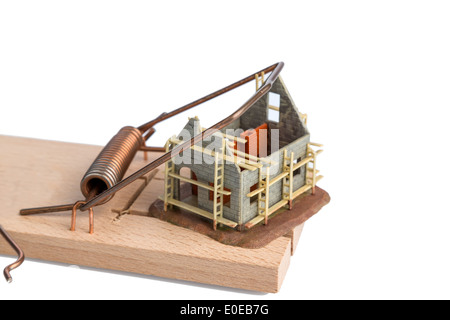 Modello di casa di un guscio in un mousetrap. Foto simbolico per debiti e crisi immobiliare, Modellhaus eines Rohbaus in einer Mausef Foto Stock