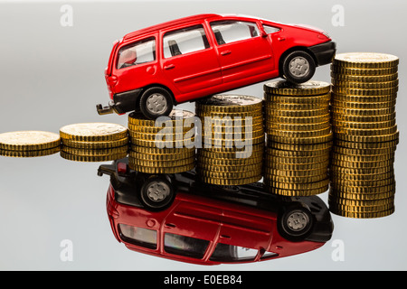 Con una vettura si ha un aumento dei costi di benzina, assicurazione, spese di parcheggio e pedaggio., Bei einem Auto hat uomo steigende Kosten durch Benzin, Foto Stock