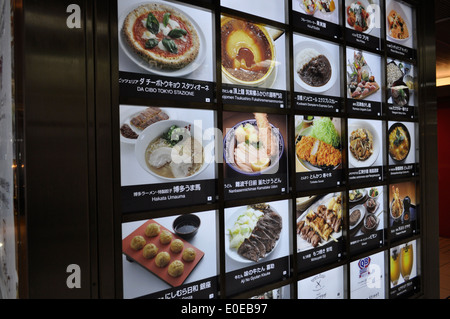 Il digital signage stazione di Tokyo Giappone Foto Stock