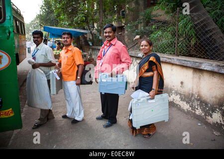 Mumbai, Maharashtra, India. 23 apr 2009. Funzionamento della commissione elettorale (CE) dell India. Sondaggi elettorali ufficiali a bordo di un autobus per depositare l'EVM (macchine di voto elettronico) dopo l elezione è oltre al particolare stand per sondaggi. Tutti i EVM saranno depositati e memorizzata in un 3 livello sicurezza presso un magazzino centrale fino al giorno del conteggio dei voti. La CE è responsabile dello svolgimento di elezioni in India, che succede ad essere il più grande mai il processo democratico di sempre nel mondo. © Subhash Sharma/ZUMA filo/ZUMAPRESS.com/Alamy Live News Foto Stock