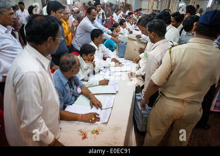 Mumbai, Maharashtra, India. 23 apr 2009. Funzionamento della commissione elettorale (CE) dell India. Sondaggi elettorali ufficiali arrivare alla posizione centrale per depositare l'EVM ( macchine di voto elettronico) dopo l elezione è oltre al particolare stand per sondaggi. Tutti i EVM saranno depositati e memorizzata in un 3 livello sicurezza presso un magazzino centrale fino al giorno del conteggio dei voti. La CE è responsabile dello svolgimento di elezioni in India, che succede ad essere il più grande mai il processo democratico di sempre nel mondo. © Subhash Sharma/ZUMA filo/ZUMAPRESS.com/Alamy Live News Foto Stock