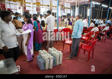 Mumbai, Maharashtra, India. 23 apr 2009. Funzionamento della commissione elettorale (CE) dell India. Sondaggi elettorali ufficiali arrivare alla posizione centrale per depositare l'EVM ( macchine di voto elettronico) dopo l elezione è oltre al particolare stand per sondaggi. Tutti i EVM saranno depositati e memorizzata in un 3 livello sicurezza presso un magazzino centrale fino al giorno del conteggio dei voti. La CE è responsabile dello svolgimento di elezioni in India, che succede ad essere il più grande mai il processo democratico di sempre nel mondo. © Subhash Sharma/ZUMA filo/ZUMAPRESS.com/Alamy Live News Foto Stock