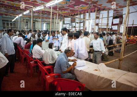 Mumbai, Maharashtra, India. 23 apr 2009. Funzionamento della commissione elettorale (CE) dell India. Sondaggi elettorali ufficiali arrivare alla posizione centrale per depositare l'EVM ( macchine di voto elettronico) dopo l elezione è oltre al particolare stand per sondaggi. Tutti i EVM saranno depositati e memorizzata in un 3 livello sicurezza presso un magazzino centrale fino al giorno del conteggio dei voti. La CE è responsabile dello svolgimento di elezioni in India, che succede ad essere il più grande mai il processo democratico di sempre nel mondo. © Subhash Sharma/ZUMA filo/ZUMAPRESS.com/Alamy Live News Foto Stock