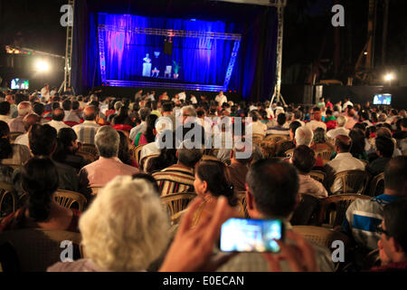 Mumbai, Maharashtra, India. Xiv Apr, 2014. Le persone che frequentano un comizio elettorale organizzata dal Bharatiya Janata Party, in cui per la prima volta nella storia di India il partito del Presidente del Consiglio dei Ministri candidato Narendra Modi indirizzato un 3D conferenza olografica in cui il suo intervento da Ahmedabad è stato teletrasmesso in diretta su 3D schermi nel 100 località in India simultaneamente. © Subhash Sharma/ZUMA filo/ZUMAPRESS.com/Alamy Live News Foto Stock